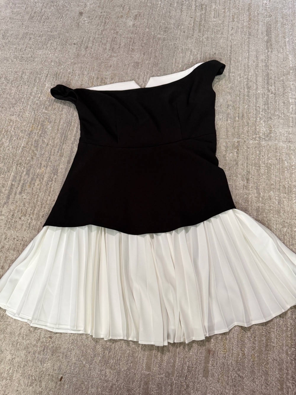 Commense Black and White Pleated Skirt Dress